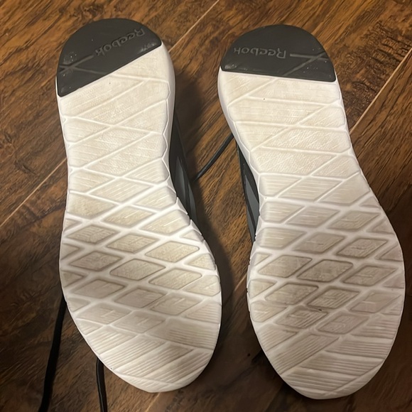 Reebok size 8 running shoes - Picture 2 of 6